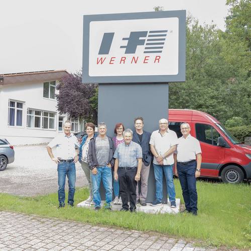 Gruppenfoto Jubilarinnen und Jubilare beim Sommerfest 2025 | IEF-Werner GmbH